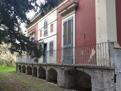 Torniamo a terra e ci spostiamo sulle facciate laterali. Qui il balconcino superiore � sorretto da una serie di archetti in pietra